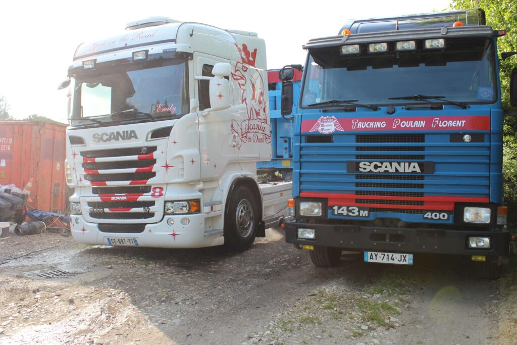 2 camions de la flotte des Trucking Poulain